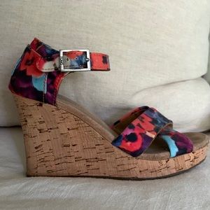 Floral print wedges